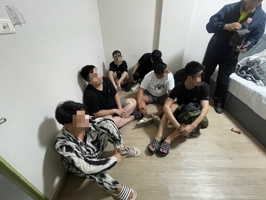 14名中國公民在一間酒店房間被捕。（泰國移民局）