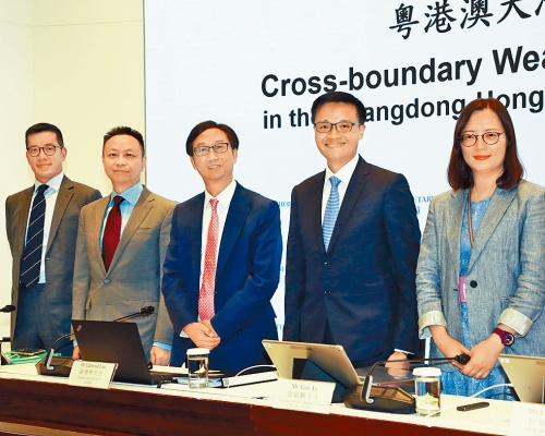 ■金管局昨舉行跨境理財通發布會,左起:高級顧問(外事)陳羿、助理總裁(外事)陳維民、副總裁劉應彬、助理總裁(銀行操守)區毓麟、主管(銀行操守)杜瑞虹。