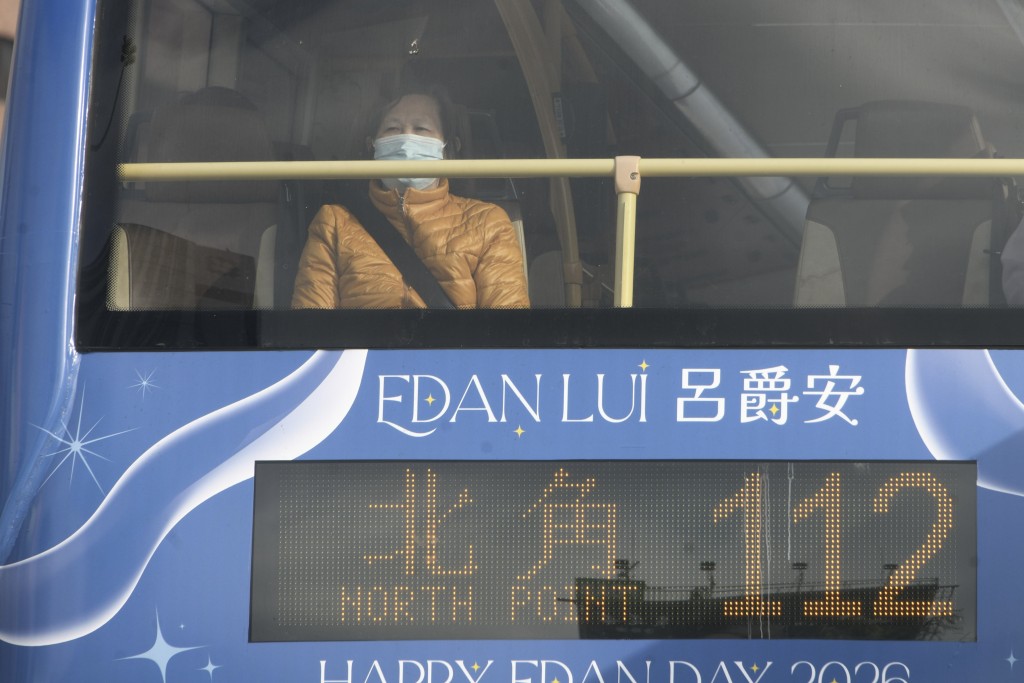 乘客遵守規則戴上安全帶。