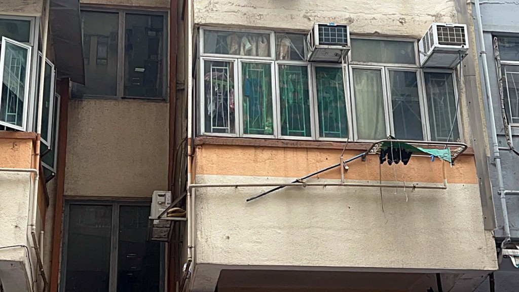 女童一度爬出窗外。楊偉亨攝 女童一度爬出窗外。楊偉亨攝