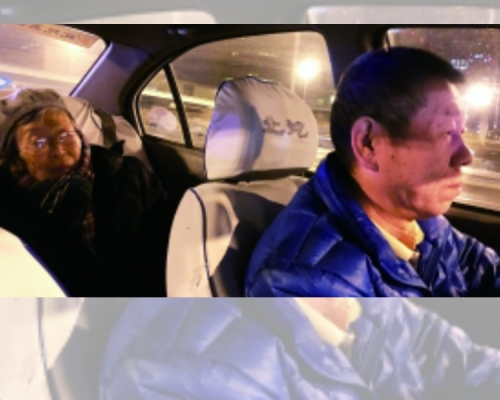 李立君接载孙大妈到医院做透析。网上图片