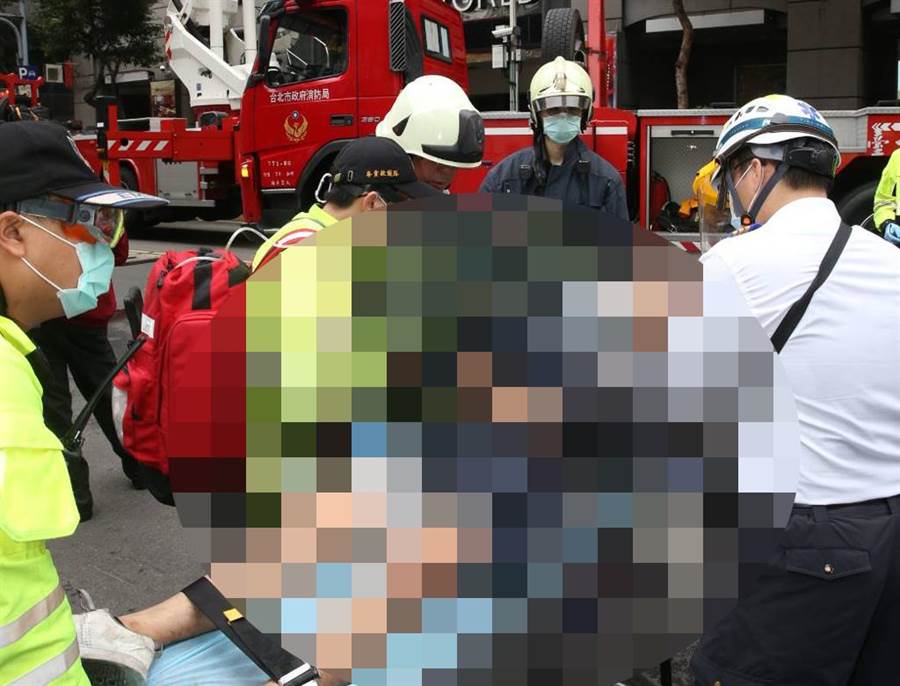 陸續有死傷者被搬出火場。網上圖片