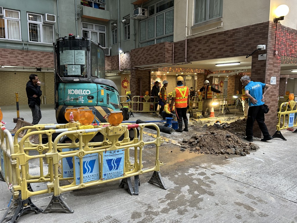 工程人員正進行更換喉管工程。曾志恒攝