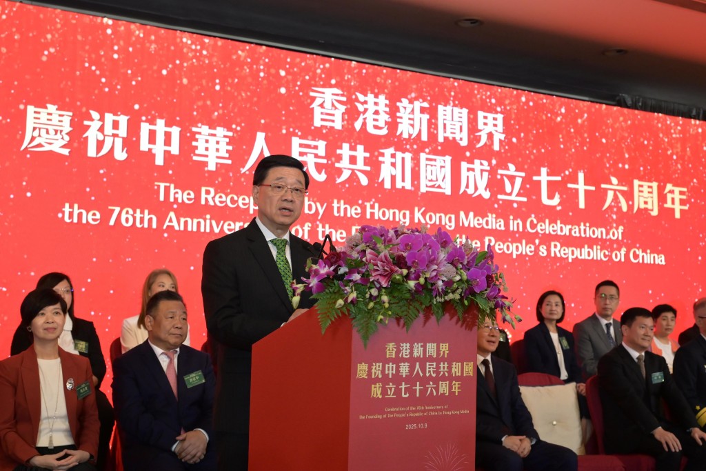 李家超冀傳媒用鏡頭捕捉事實,用文字傳遞價值,讓世界各地的讀者了解香港發展與機遇。政府新聞處 李家超冀傳媒用鏡頭捕捉事實,用文字傳遞價值,讓世界各地的讀者了解香港發展與機遇。政府新聞處