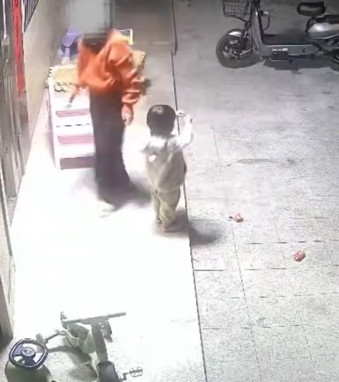 閉路電影拍下小孩將砂炮放入的情景。抖音@看齊新聞 閉路電影拍下小孩將砂炮放入的情景。抖音@看齊新聞