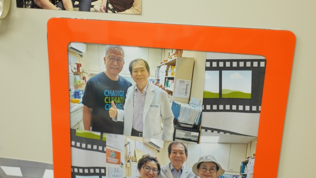 作為美孚新邨的家庭醫生，有無數居民成為熟客，包括前香港天文台助理台長梁榮武。