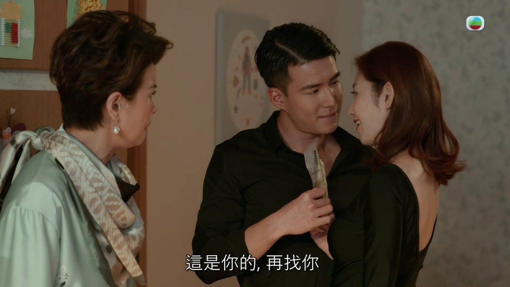 陳自瑤與吳兆麟大跳辣身舞，令母親Nancy（黎燕珊飾）非常生氣。