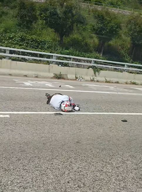 鐵騎士倒地。fb馬路的事 (即時交通資訊台)影片截圖