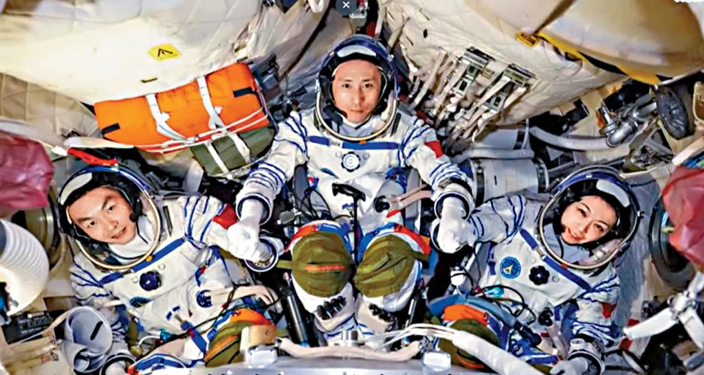 載荷專家黎家盈與國家兩位航天員執行任務。