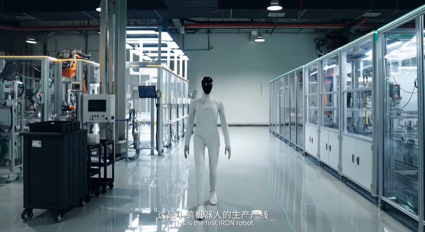 小鹏人形机械人IRON全球首条自动化产线投产,组装完成即自主走下产线。 小鹏人形机械人IRON全球首条自动化产线投产,组装完成即自主走下产线。