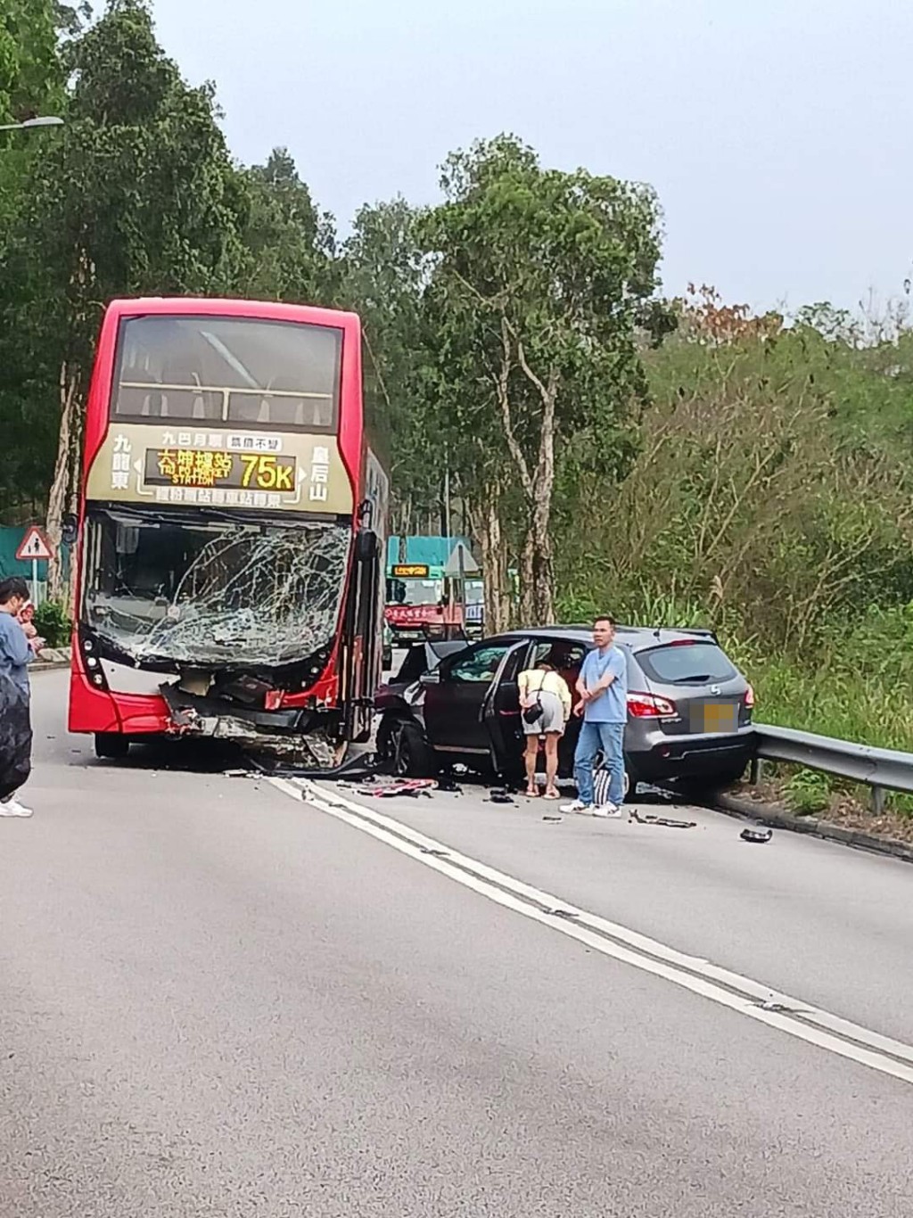 一辆双层巴士与私家车发生相撞。网上图片