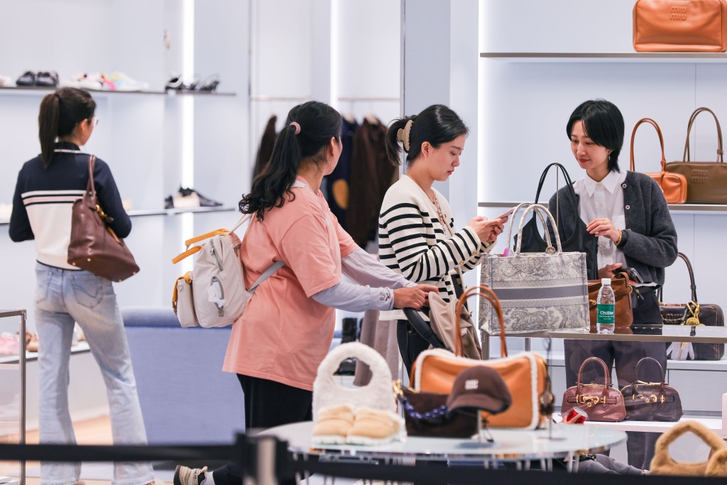 海南自貿港正式啟動全島封關，激發離島免稅市場消費熱潮。中新社