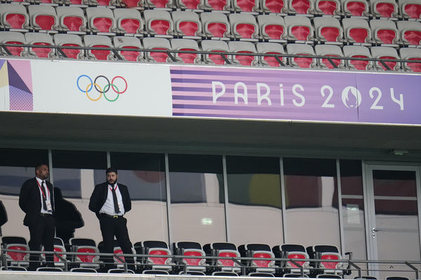 7 月28日奧運女足贊比亞對澳洲在尼斯體育場舉行。保安人員站在空蕩蕩的觀眾席。 美聯社