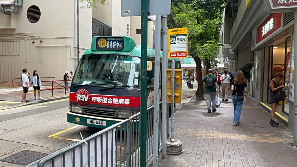 二人在排小巴期間發生爭執。楊偉亨攝 二人在排小巴期間發生爭執。楊偉亨攝
