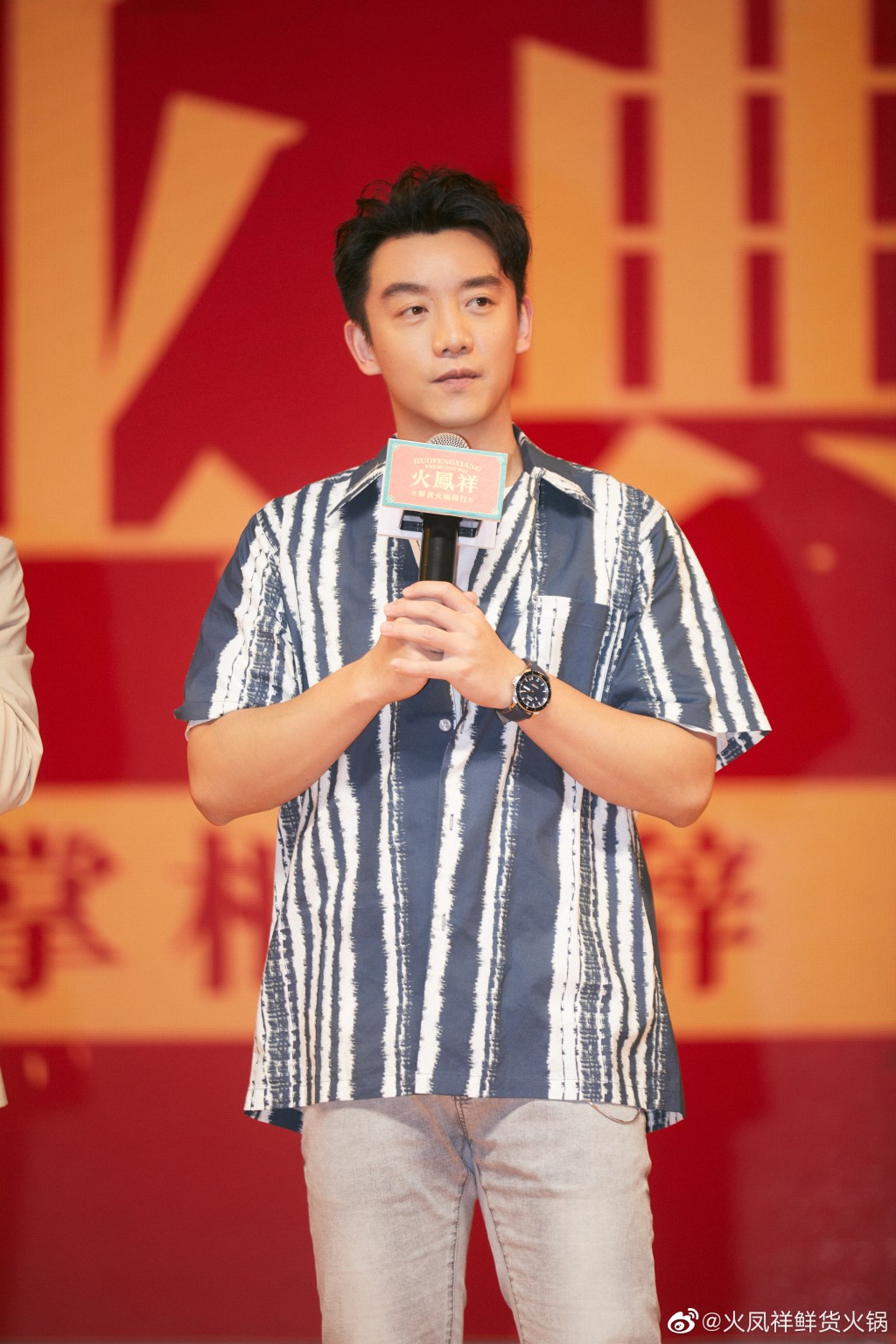 郑恺现身火锅店开幕。