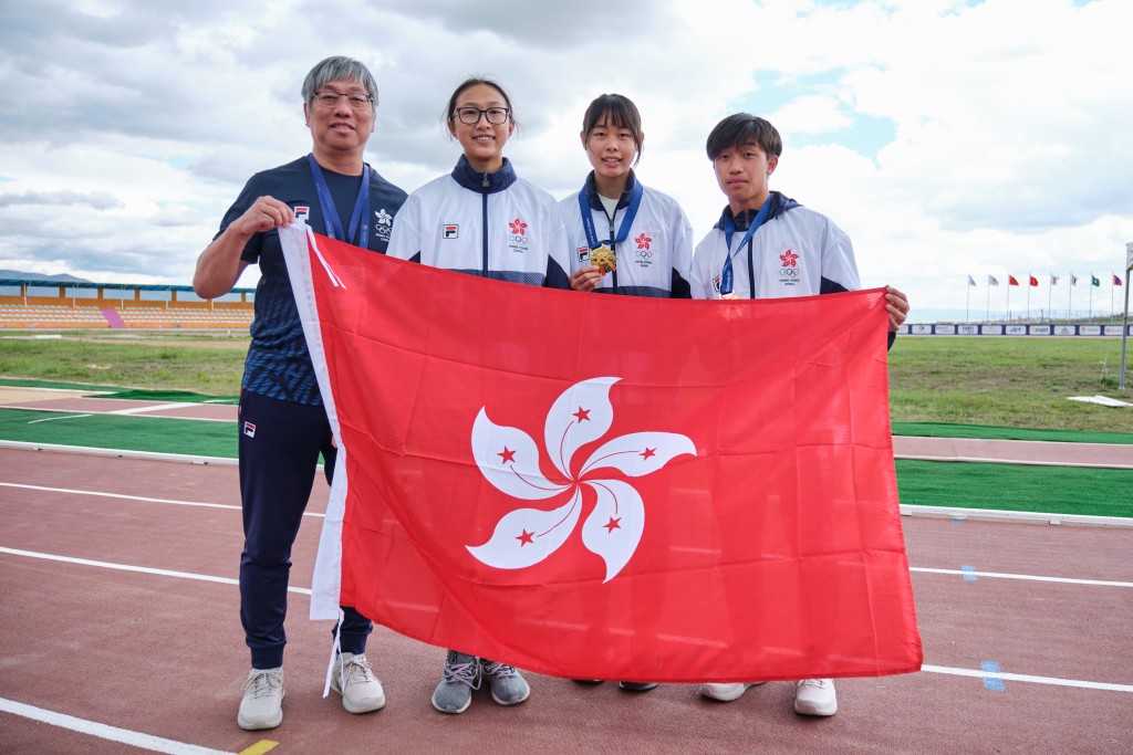 團長黃寶基(左起)、賈慧妍、李紫桃、陳一樂合照。 中國香港體育協會暨奧林匹克委員會圖片