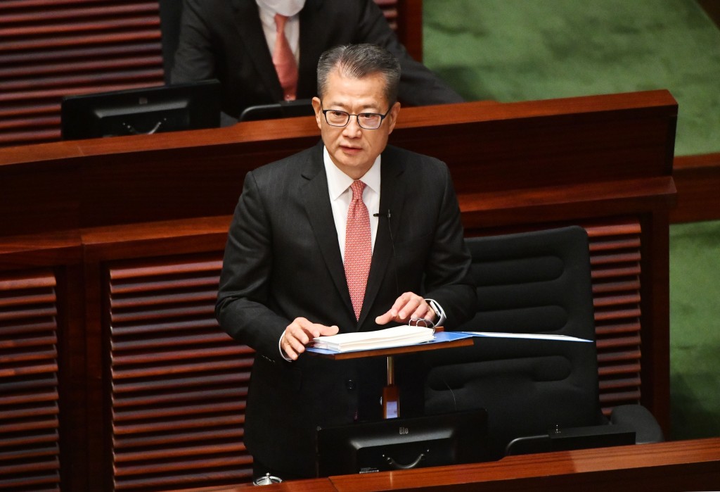 陳茂波到立法會宣讀財政預算案。盧江球攝