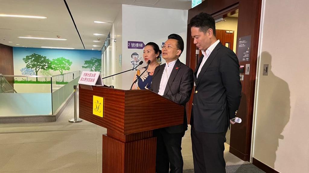 地區委員會與選區選舉同日舉行,民建聯陳勇(中)認為有利營造氣氛兼慳錢。黃子龍攝
