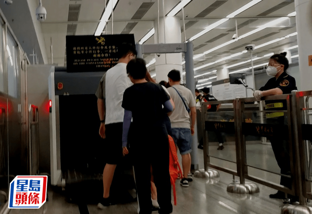 駐守福田口岸的深圳海關人員要求所有入境旅客將大小行李放於X光機接受檢查，並安排一名女關員註足觀察。 陶法德攝
