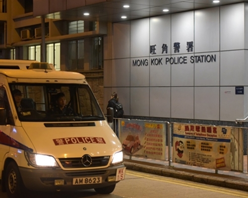 一名男子與女朋友爭執，於大角嘴一個單位斬門危站窗邊。資料圖片