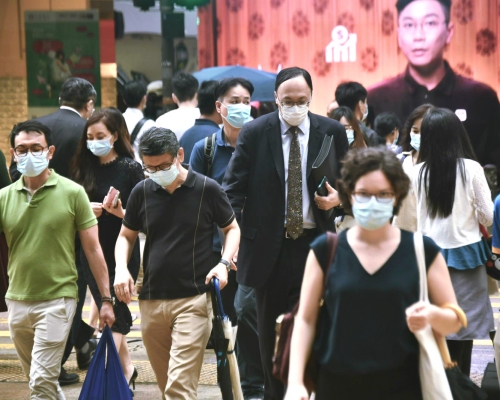 受訪者對疫情的憂慮普遍減輕。資料圖片