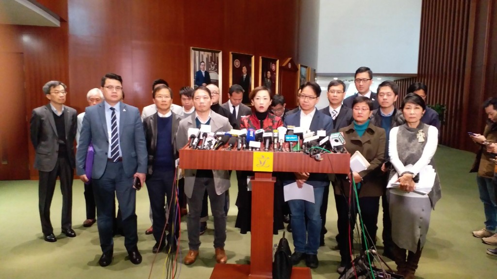 泛民就一地兩檢提呈請,未達35人門檻不獲通過。