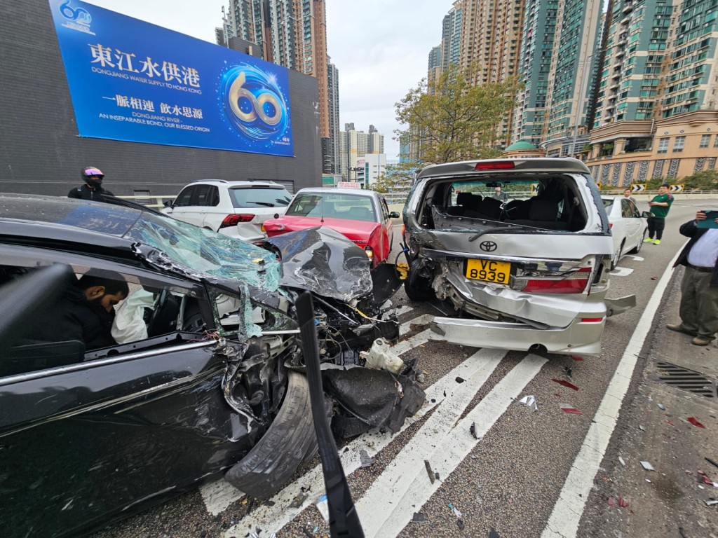 西九龍走廊發生4車相撞。網上圖片