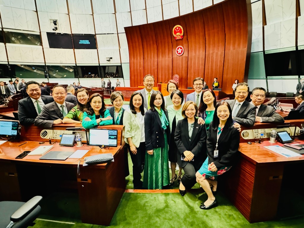 一众立法会女议员穿上各式各样绿色衣物开会。葛佩帆提供