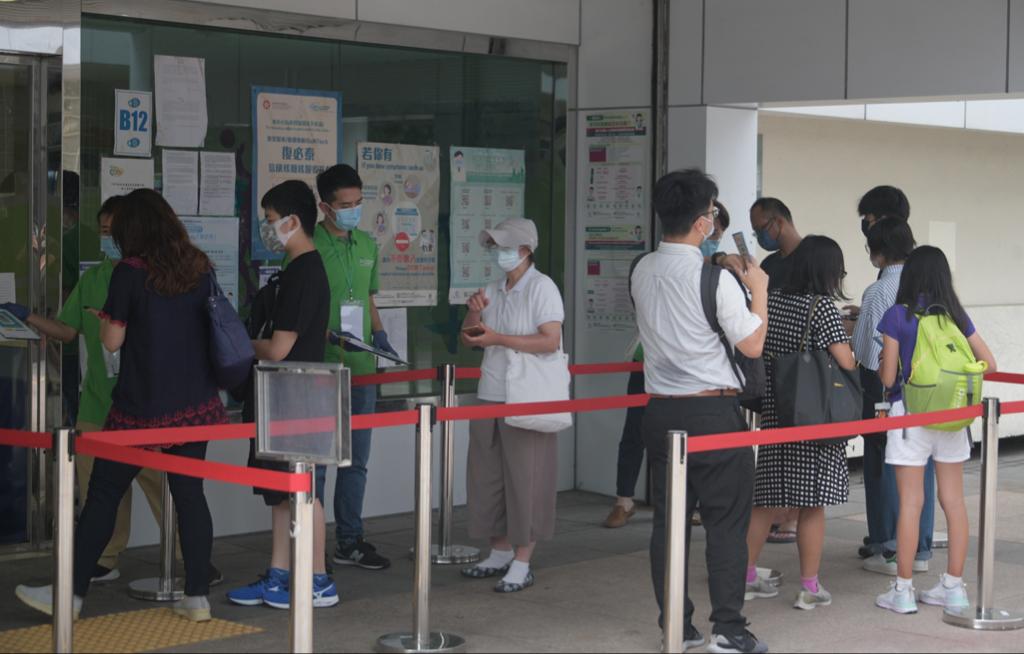 市民繼續接種疫苗。