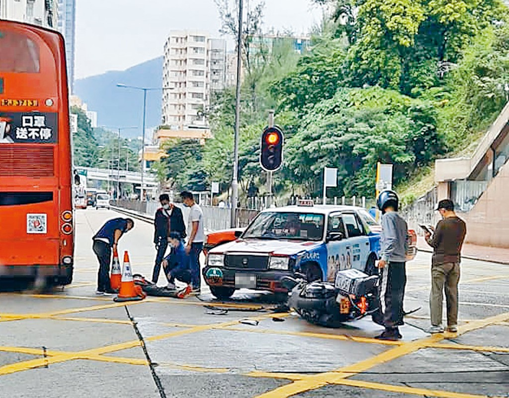 外卖电单车被的士撞翻，骑士受伤倒地，热心巿民协助救援。