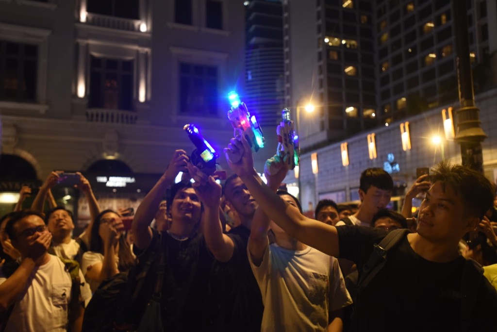 尖沙嘴千人聚集用鐳射筆掃射太空館