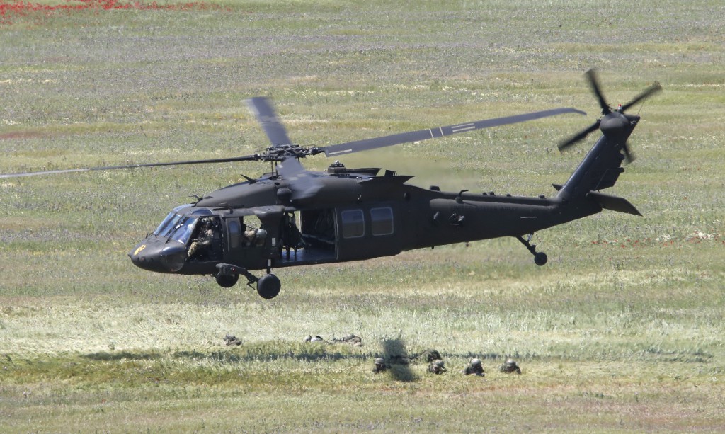 美军黑鹰直升机。(美联社)