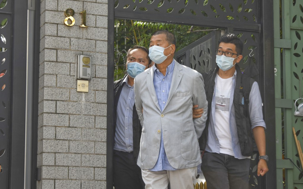 警方高调拘捕壹传媒主席黎智英。