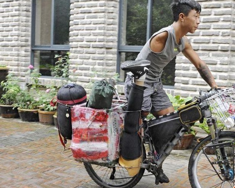 郭少宇在一場事故中失去右臂和右腿。