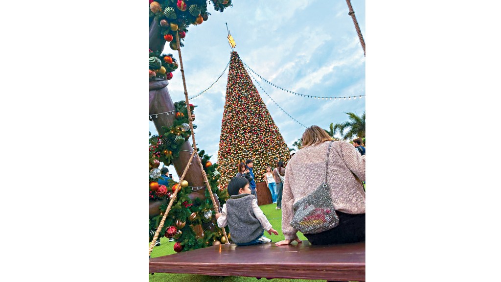 西九冬日聖誕小鎮12米高巨型聖誕樹吸睛，大人細路都喜歡。