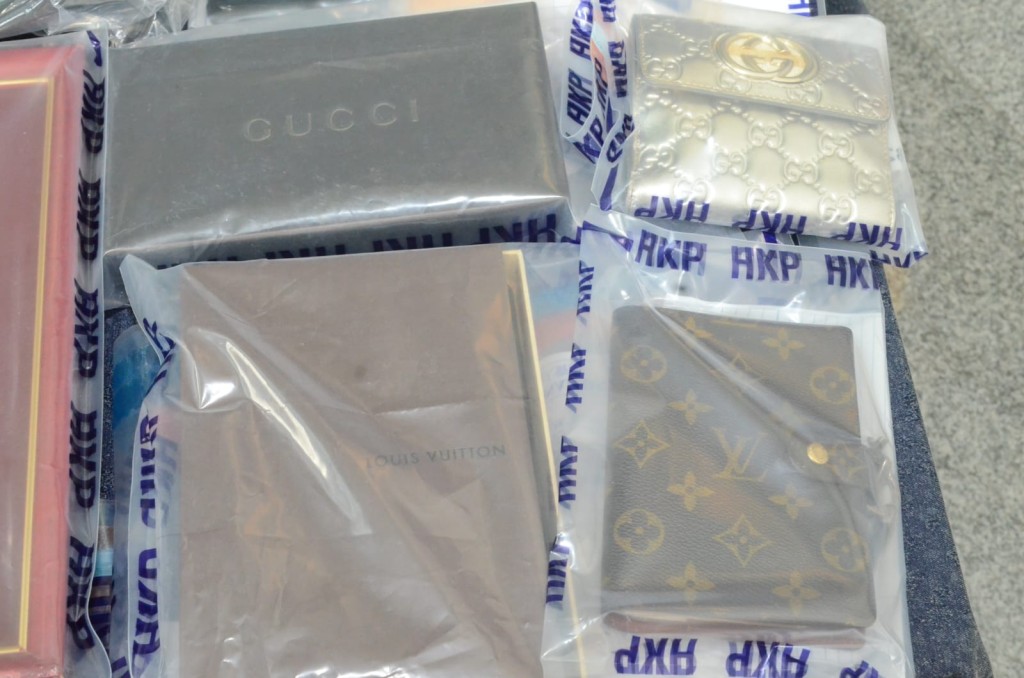 警方檢獲一批名牌手袋及現金等。