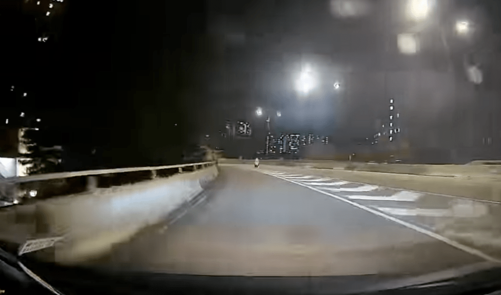 片段顯示,事發於昨晚約11時,涉事車輛沿青田路往大興邨方向行駛。Threads@Fishwith.kyu 片段顯示,事發於昨晚約11時,涉事車輛沿青田路往大興邨方向行駛。Threads@Fishwith.kyu