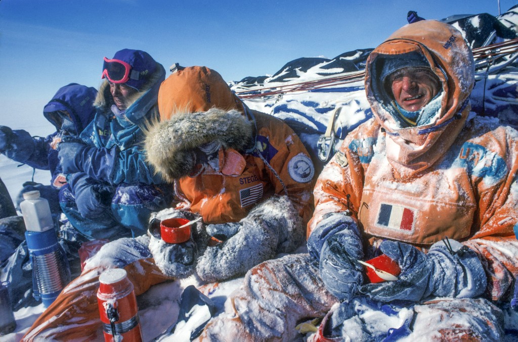 1990年品牌为人类首次穿越南极洲打造的Parka羽绒外套，采用鲜艳的橙色为主调，其手肘位的车缝Elbow Pad。