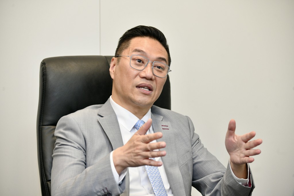 邵家輝指遊客消費模式轉變,市民北上消費,加上跨境網購等,都令到本地的中小企帶來新的挑戰。資料圖片 邵家輝指遊客消費模式轉變,市民北上消費,加上跨境網購等,都令到本地的中小企帶來新的挑戰。資料圖片