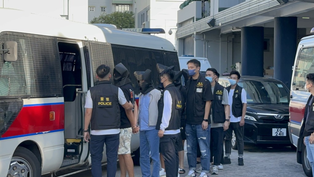 被捕人士由警方帶上警車。劉漢權攝