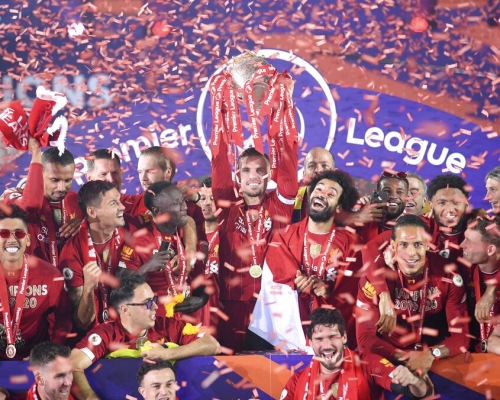 利物浦终举起英超奖杯。AP