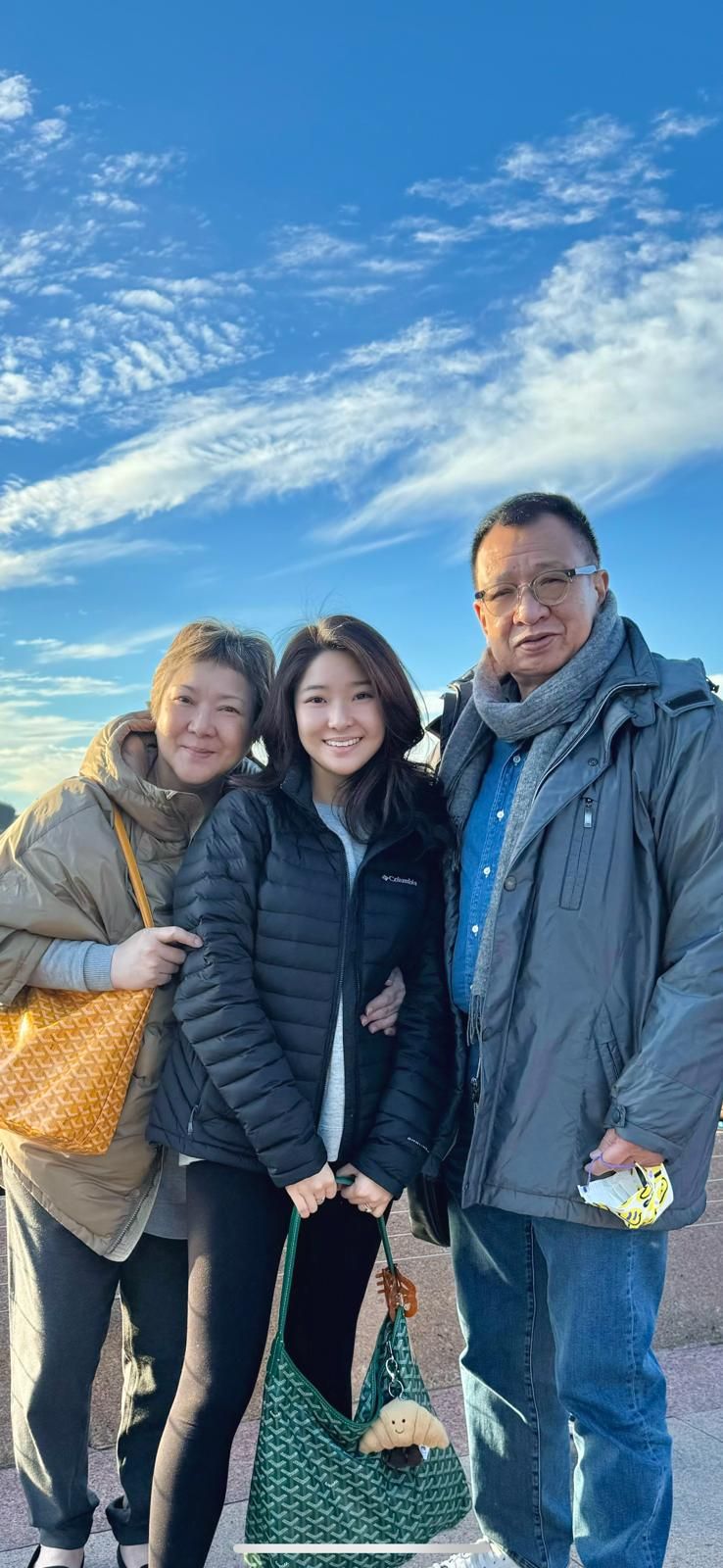 許惠菁指難面對爸爸離世，即使拍照也下意識為父預留一個空位。
