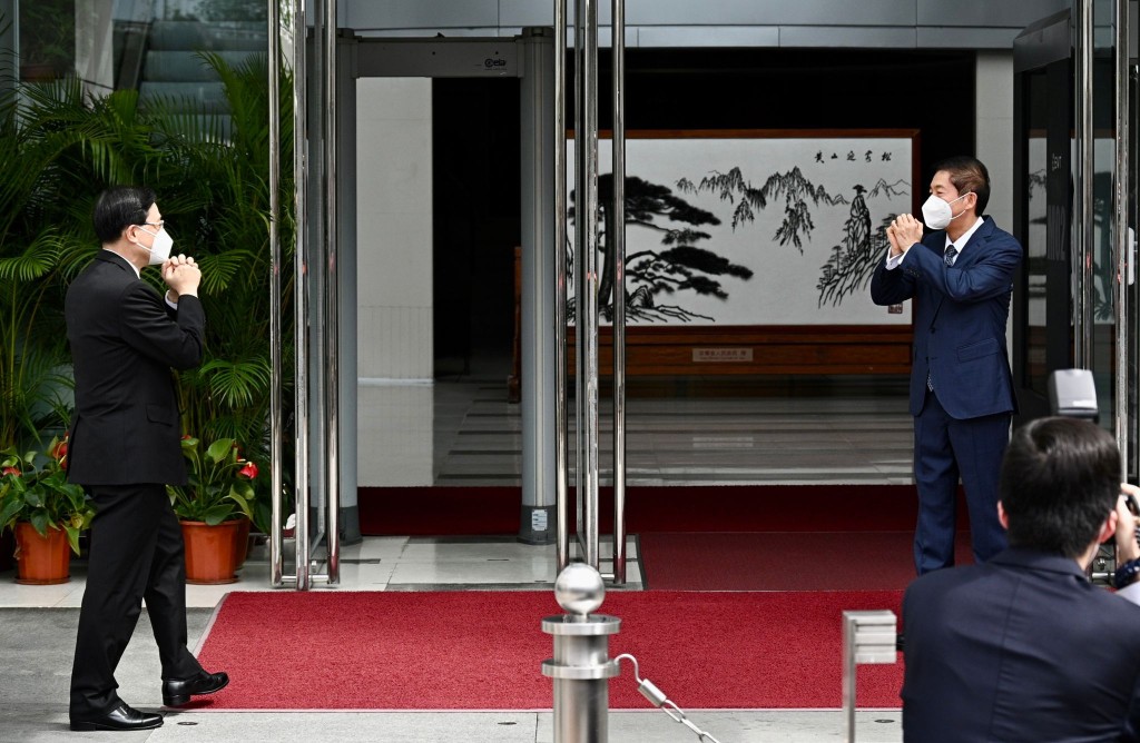李家超下午拜访中联办，中联办主任骆惠宁到门外亲自迎接。