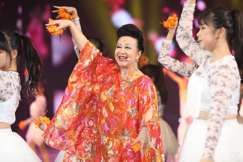 薛家燕出席《家燕媽媽藝術中心暑期繽紛大匯演2023》期間跳唱《FLOWER》。