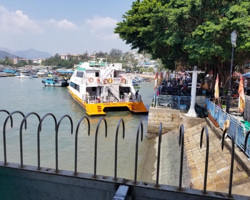 长洲新渡轮泊岸失控，撞码头石壆。Kit LA‎图片