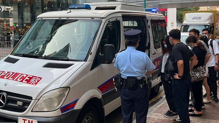 警方於一連串行動中拘捕8名男女。警方圖片