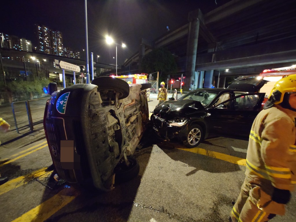 貨櫃碼頭路的士與私家車相撞。