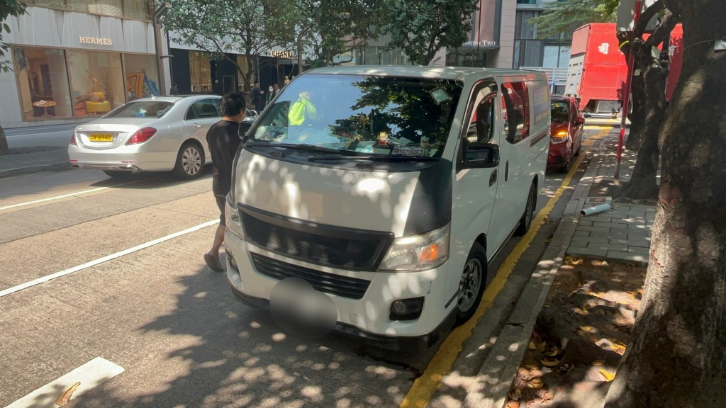 客貨車留在場協查。楊偉亨攝