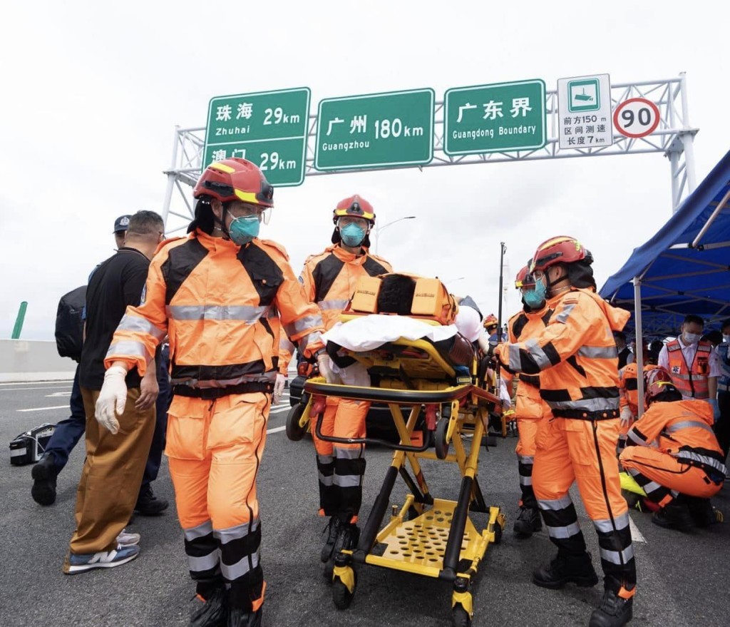 珠海市消防救援支队与香港消防处在港珠澳大桥进行联合跨境演练。