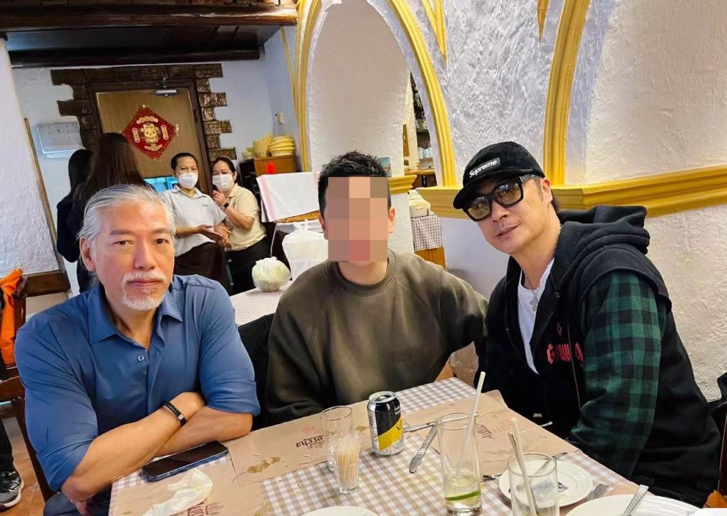 张耀扬（左）​和吴镇宇早前在澳门一间葡国餐厅饭聚，​其一双麒麟臂仍非常结实，好有型！
